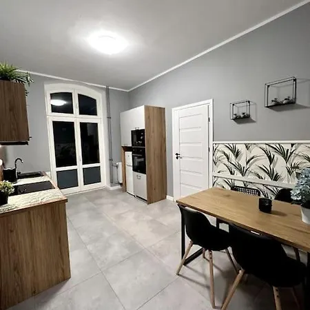 Daire Duzy - Stare - 12 Osob - 6 Lozek *