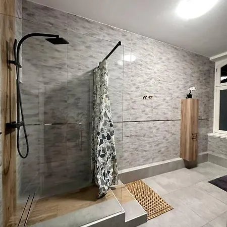 Duzy - Stare - 12 Osob - 6 Lozek